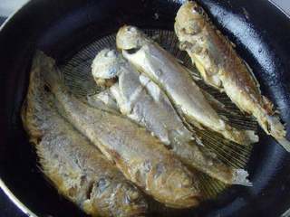 红烧小黄鱼,待鱼皮定型后翻面，两面呈金黄捞出控油。