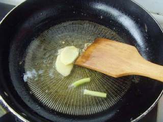 红烧小黄鱼,锅中留底油，爆香葱姜片。