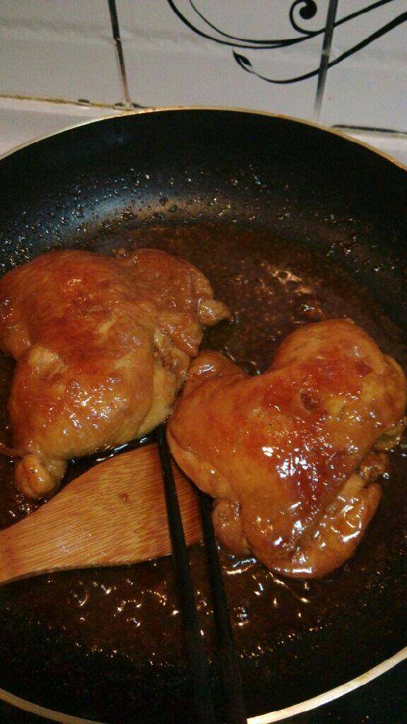蜜汁鸡腿饭,将鸡翅煎制两面金黄，倒入蜜汁，再煎制一会儿
