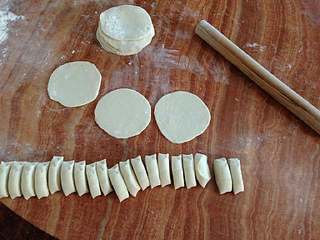 生煎肉末芹菜饺子,切成大小均匀的小团，再用擀面杖擀成大小厚度均匀的圆状。就成了饺皮了。