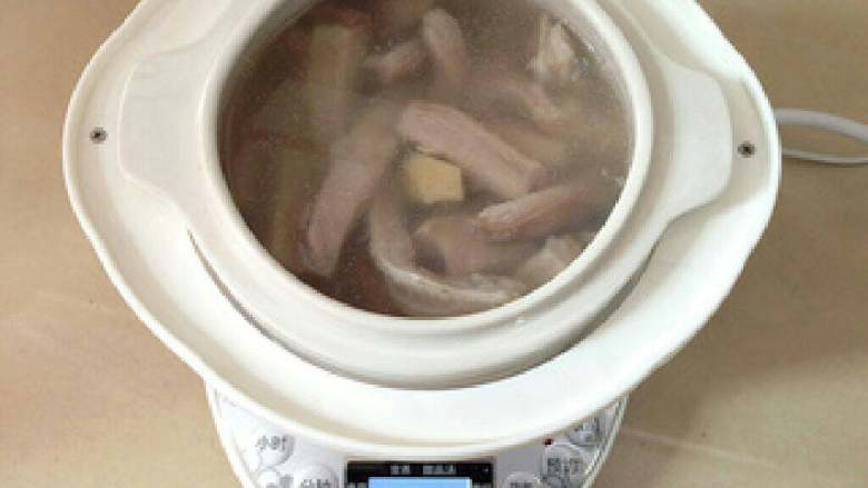 猪肚百合汤, 把煮开后的猪肚连汤水一起倒入炖盅内。隔水炖煮2小时。