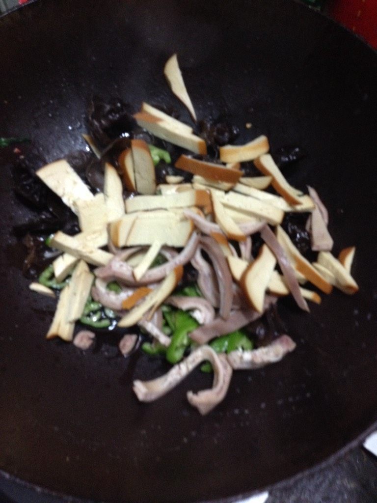 木耳肚丝豆干辣椒丝,如图锅里放油，加入所有食材，