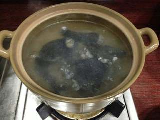 虫草花山药乌鸡汤,砂锅煮开水，放入乌鸡。煮开后转中小火煲半小时。
