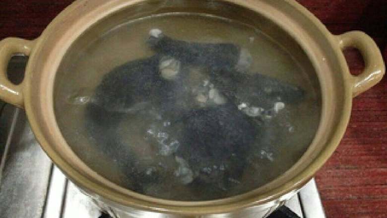 虫草花山药乌鸡汤,砂锅煮开水，放入乌鸡。煮开后转中小火煲半小时。