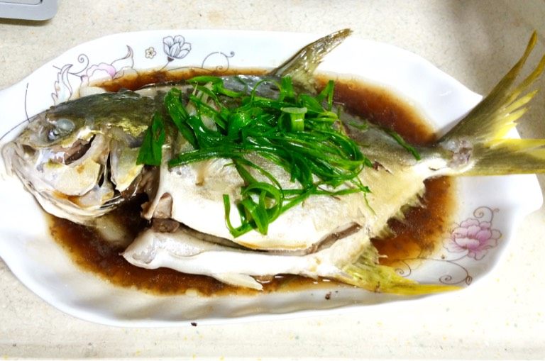 清蒸鲳鱼,如图美味的鱼就做好了，开吃吧