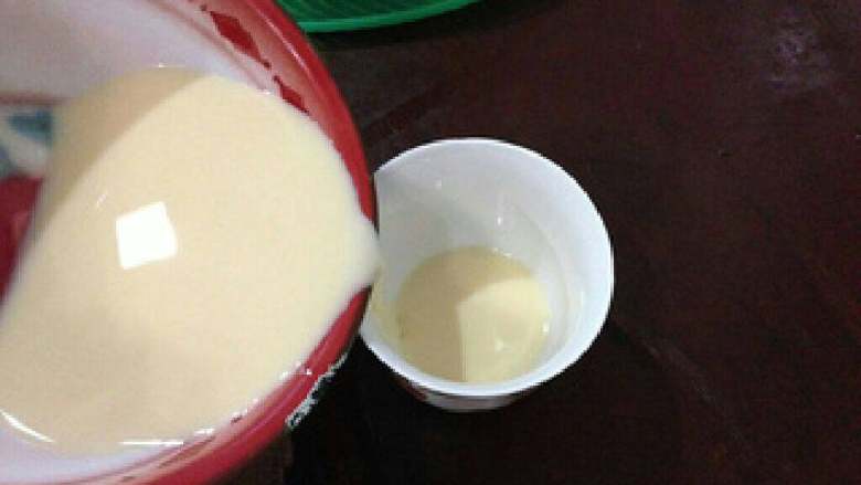 【牛奶蒸蛋小盆栽】----可以吃的小盆栽,沿着杯边倒入蛋奶液。