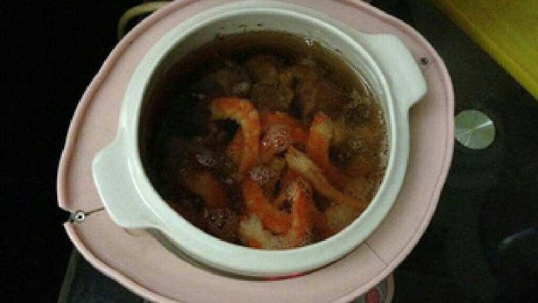 【炖海参】,1小时后开盖加入虾米和干贝。