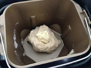 紫薯小面包,至扩展阶段后加入黄油，再次启动和面。