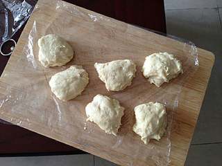 紫薯小面包, 面团发酵后拿出来，按压排气，分成6分，在板上松驰15分钟。
