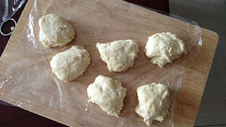紫薯小面包, 面团发酵后拿出来，按压排气，分成6分，在板上松驰15分钟。
