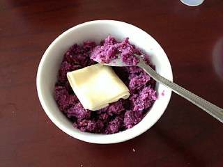 紫薯小面包,紫薯加入1片奶酪，搅匀成紫薯泥。
