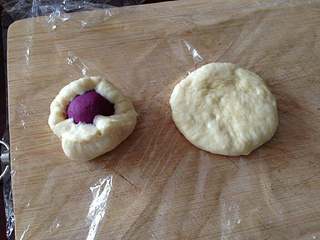 紫薯小面包,把小面团擀成圆型，包上紫薯泥。
