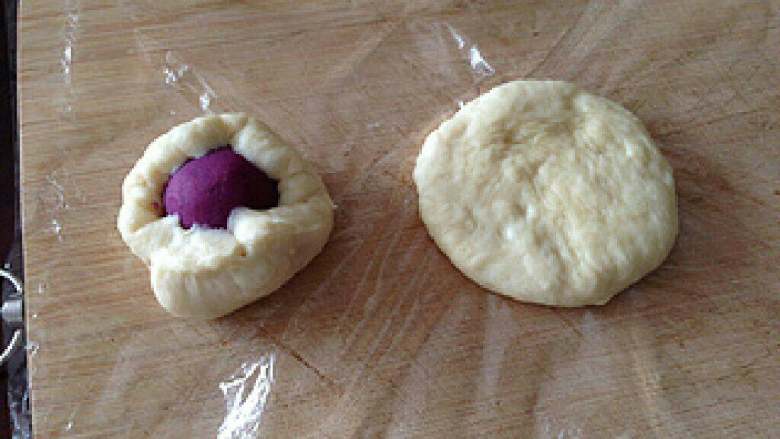 紫薯小面包,把小面团擀成圆型，包上紫薯泥。