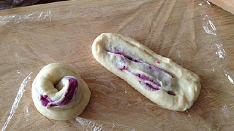 紫薯小面包, 然后拉长，再卷起来成圈圈。