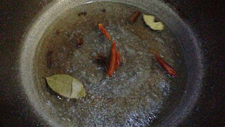 【五香毛豆】-----悠闲小零食,锅中烧水,放入桂皮等材料以及盐(盐量要大些),将水煮开。