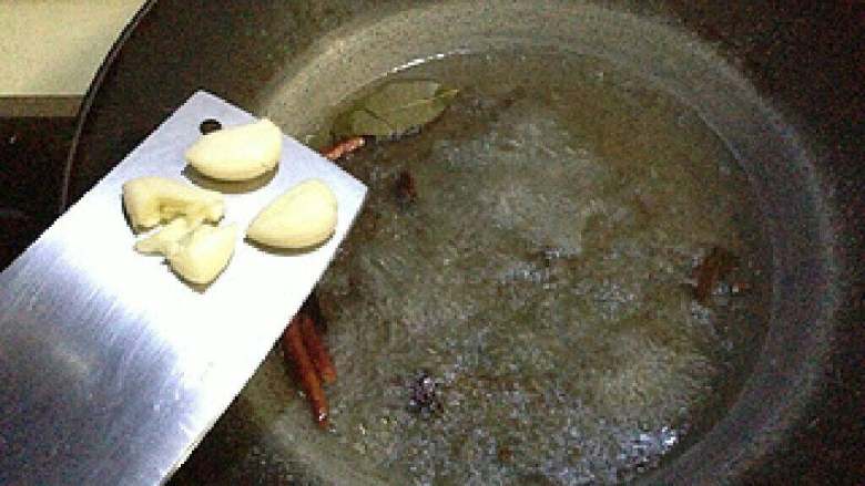 【五香毛豆】-----悠闲小零食,加入蒜粒,转小火煮10分钟让香味溶于水中。