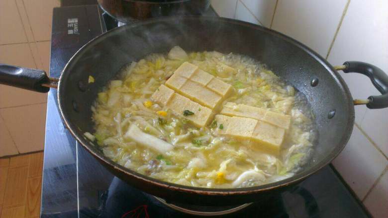白菜炖冻豆腐,炖至汤汁即将收干时关火；