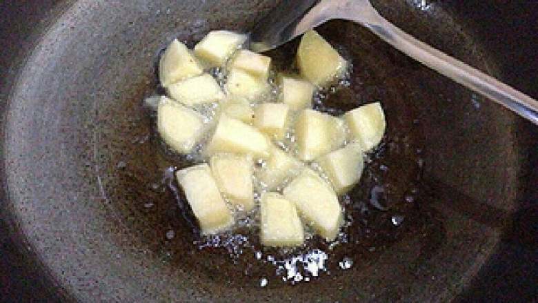 东北地三鲜,锅内热油，放入土豆炸熟。