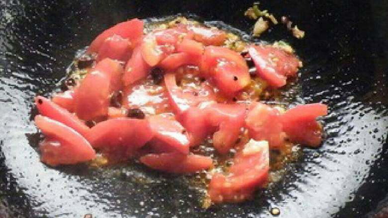 自制汤面条,放入西红柿，翻炒