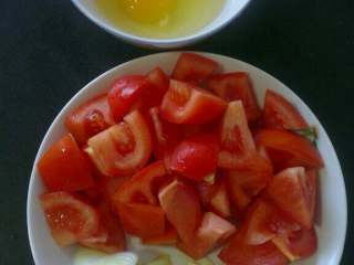 西红柿鸡蛋汤面,鸡蛋磕入碗中打散，葱  蒜切片儿，西红柿洗净切块儿备用；