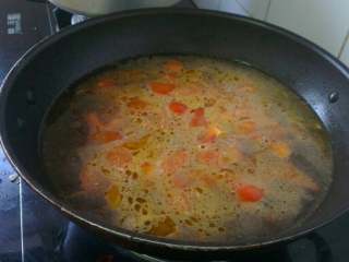 西红柿鸡蛋汤面,加适量水烧开；