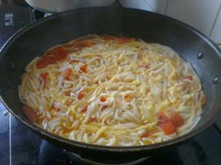 西红柿鸡蛋汤面,挂面煮熟后，淋入打散的蛋液，关火！