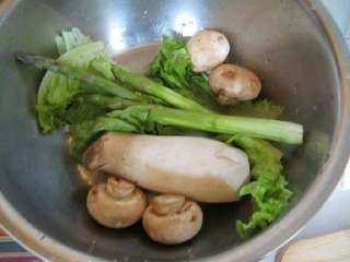 蘑菇蔬菜汤面,蘑菇、蔬菜洗净备用。
