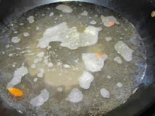 蘑菇蔬菜汤面,锅中烧水