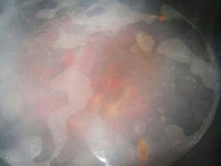 蘑菇蔬菜汤面,水开后加入番茄