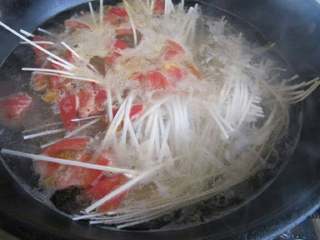 蘑菇蔬菜汤面,番茄煮熟后加入挂面
