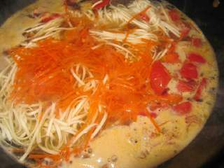 蘑菇蔬菜汤面,加入适量生抽。再加入胡萝卜丝。