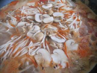 蘑菇蔬菜汤面,加入蘑菇。