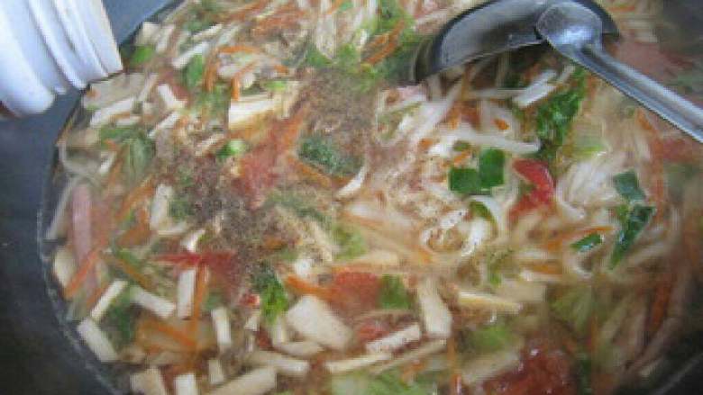蘑菇蔬菜汤面,加入盐和胡椒粉调味。