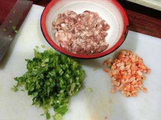 原创 爱的水晶饺子,把虾米切小丁，芹菜香菜切细丁，准备好猪肉末。
