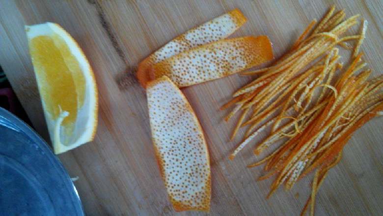 反沙芋头,把橘子切开取皮去白膜，切丝