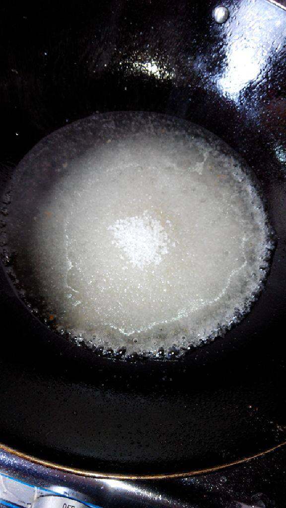 反沙芋头,锅内放少许水烧开放白糖