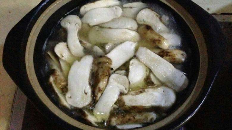 松茸鸡汤,待鸡肉和猪骨中小火炖煮1小时后放入松茸片。