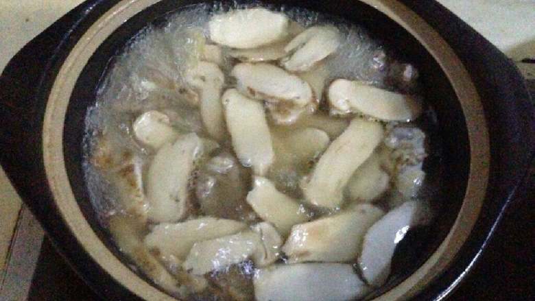 松茸鸡汤,松茸只需煮15分钟，千万不能煮久，调入盐。