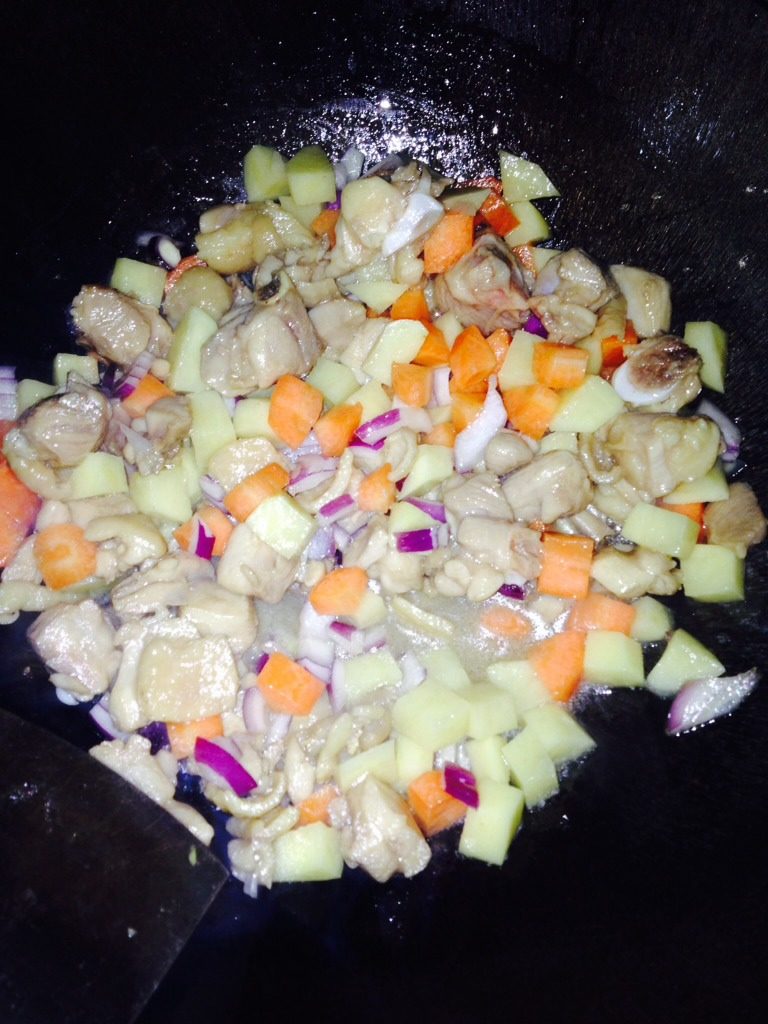 咖喱鸡腿饭,接着下洋葱土豆胡萝卜块炒三分钟