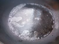 白灼金针菇,锅内烧水煮沸，放入适量盐和油