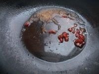白灼金针菇,锅热油，放入剁椒，然后倒入调好的碗汁煮沸