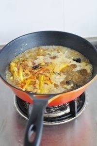 家常毛血旺,放入盐调味，先焯素菜，豆芽莴笋木耳到锅里煮一下捞出。