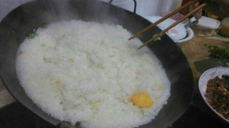 腊肉糯米饭,蒸到大气上来用筷子把糯米松一下，快熟之前撒上盐，