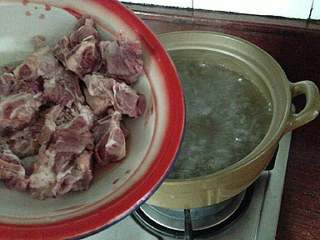 黄豆苦瓜猪骨汤, 猪骨焯水洗净放入煮开水的砂锅中。