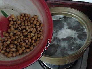 黄豆苦瓜猪骨汤,和猪骨可一同放入砂锅中。