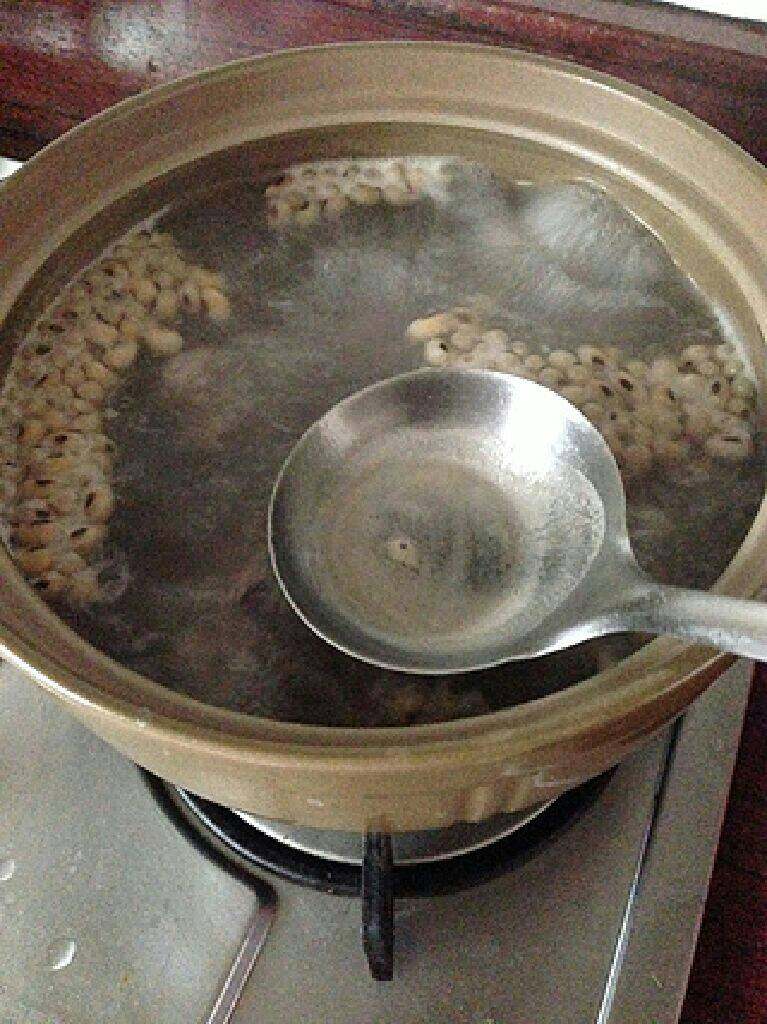 黄豆苦瓜猪骨汤,煮开后捞去上面的浮末。转中小火盖上盖子煲40分钟。