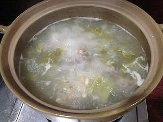 黄豆苦瓜猪骨汤,再大火煮开，转中小火继续煲半小时多至苦瓜熟透变软。