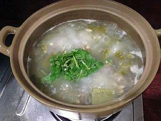 黄豆苦瓜猪骨汤,最后调入盐，放入香菜提味即可出锅。
