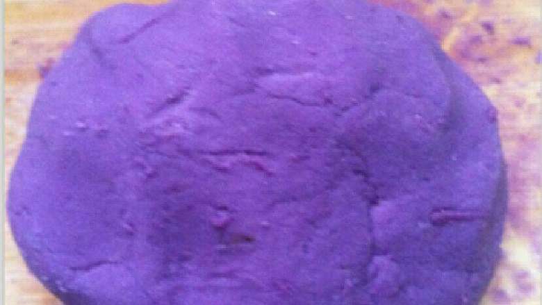 紫薯芝麻球～情人节礼物,紫薯泥和糯米粉搅拌均匀后，揉成面团。