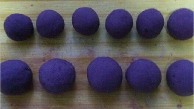 紫薯芝麻球～情人节礼物, 把紫薯面团分成一样等份的小剂子，搓成球（我做了2种，小的没放芝麻馅，大的面团里面放了芝麻馅）